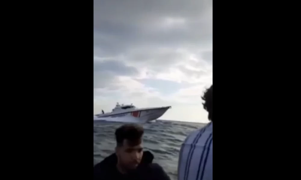 Τούρκικο σκάφος σπρώχνει μετανάστες προς τα ελληνικά παράλια (βίντεο)